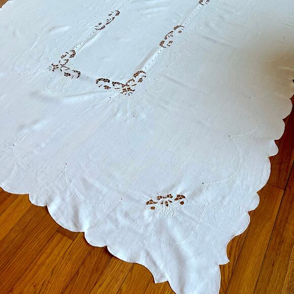 Vintage White Cutwork 97” x 62” Tablecloth Set w/ 6 Embroidered Napkins - Picture 11 of 16
